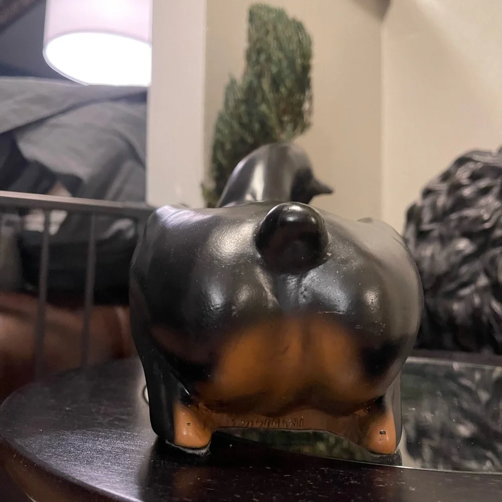 Doberman statue Approx 17”Lx5.5”Wx7.5”H resin plastic-like. - Picture 5 of 7